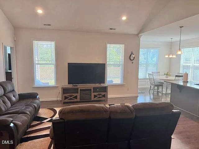 3 bed, 2.0 bath, 2076 sqft, $2,100 — Photo 2