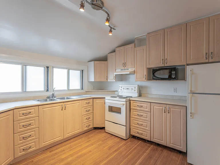 938 Avenue Rd #3 — Photo 41