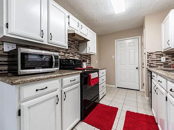 2nd image of 2821 Travellers St
