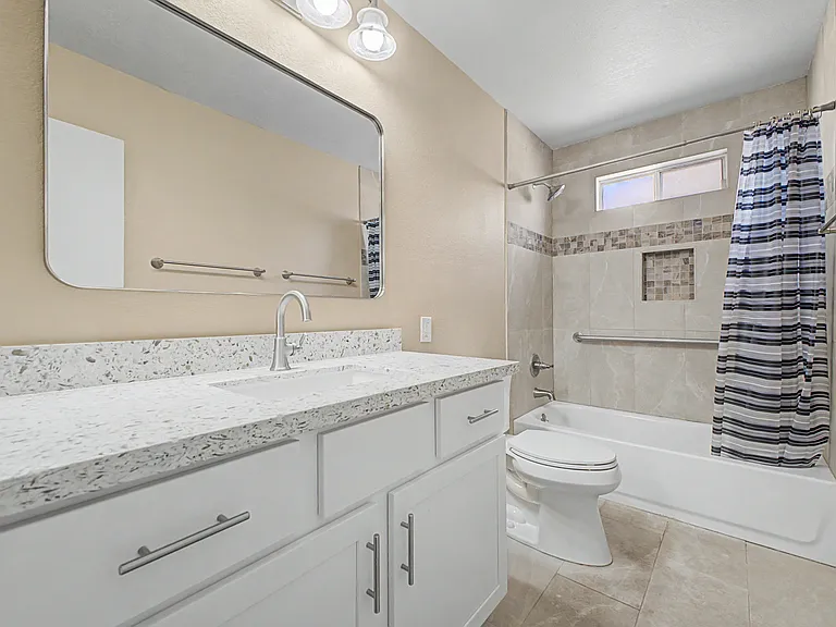 1324 W 12th St — Photo 16