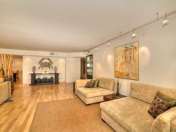 4th image of 1717 N Bayshore Dr #D-3932