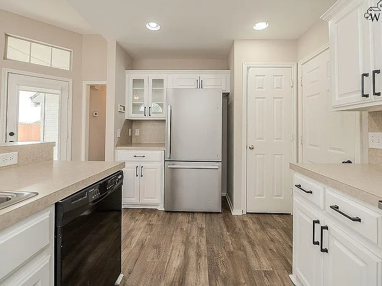 4009 Kingsbury Dr — Photo 7