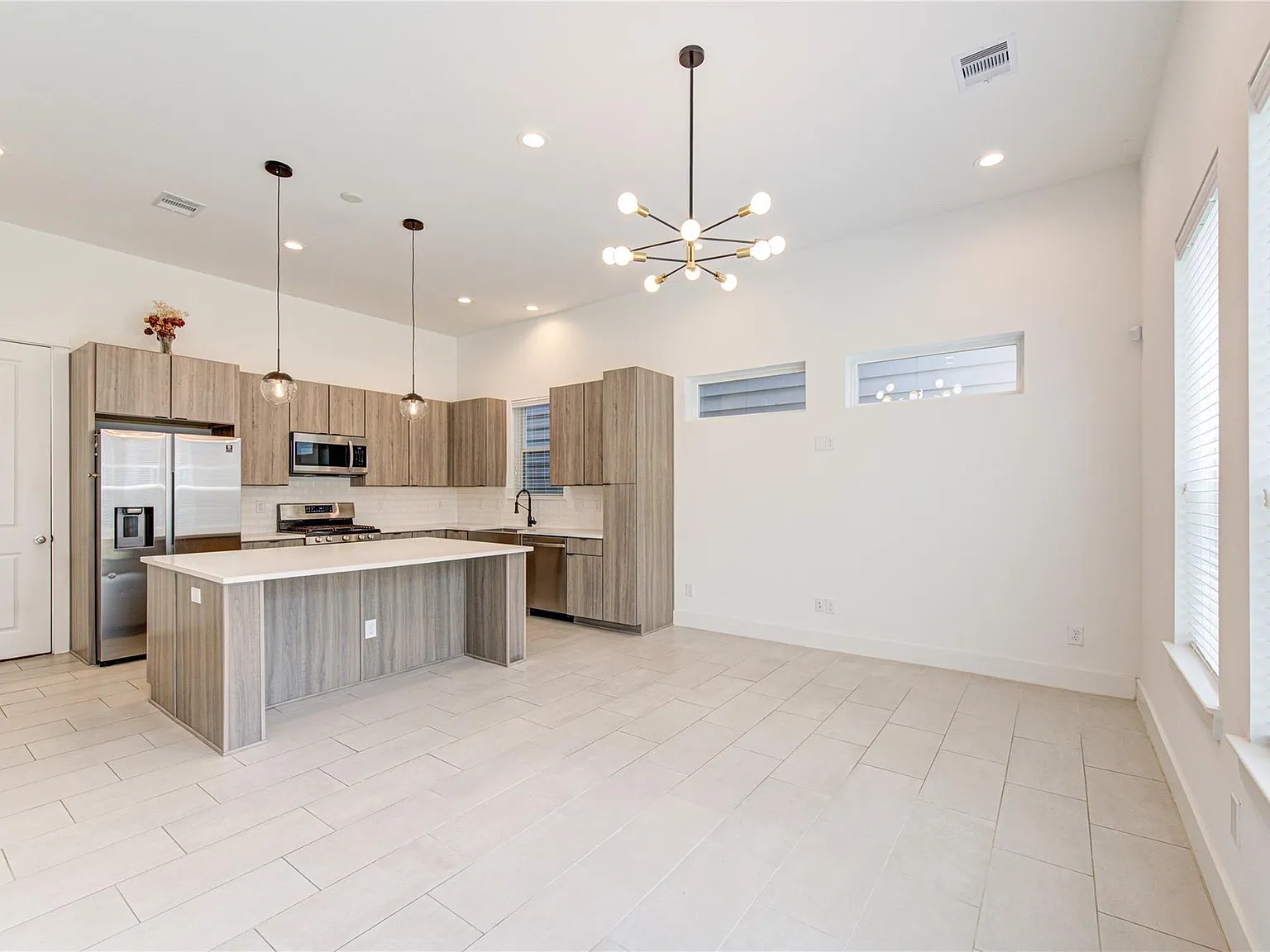 3 bed, 2.5 bath, 1428 sqft, $2,350 — Photo 1