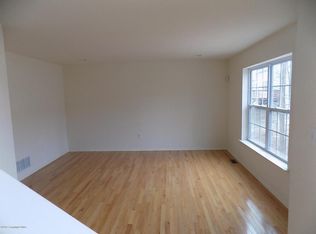 106 Chelsea Ct, Bushkill, PA 18324