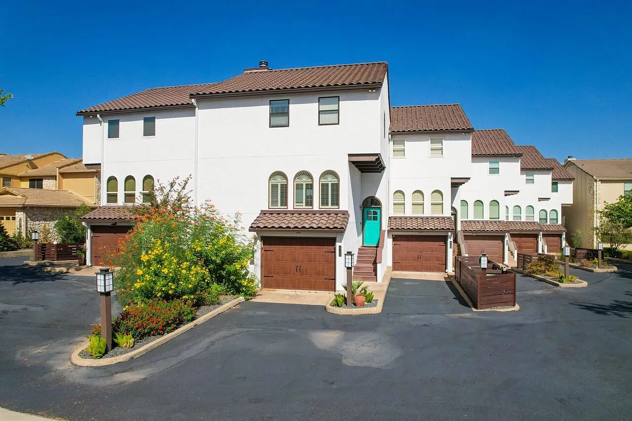 4 bed, 4.5 bath, 2375 sqft, $3,500 — Photo 2