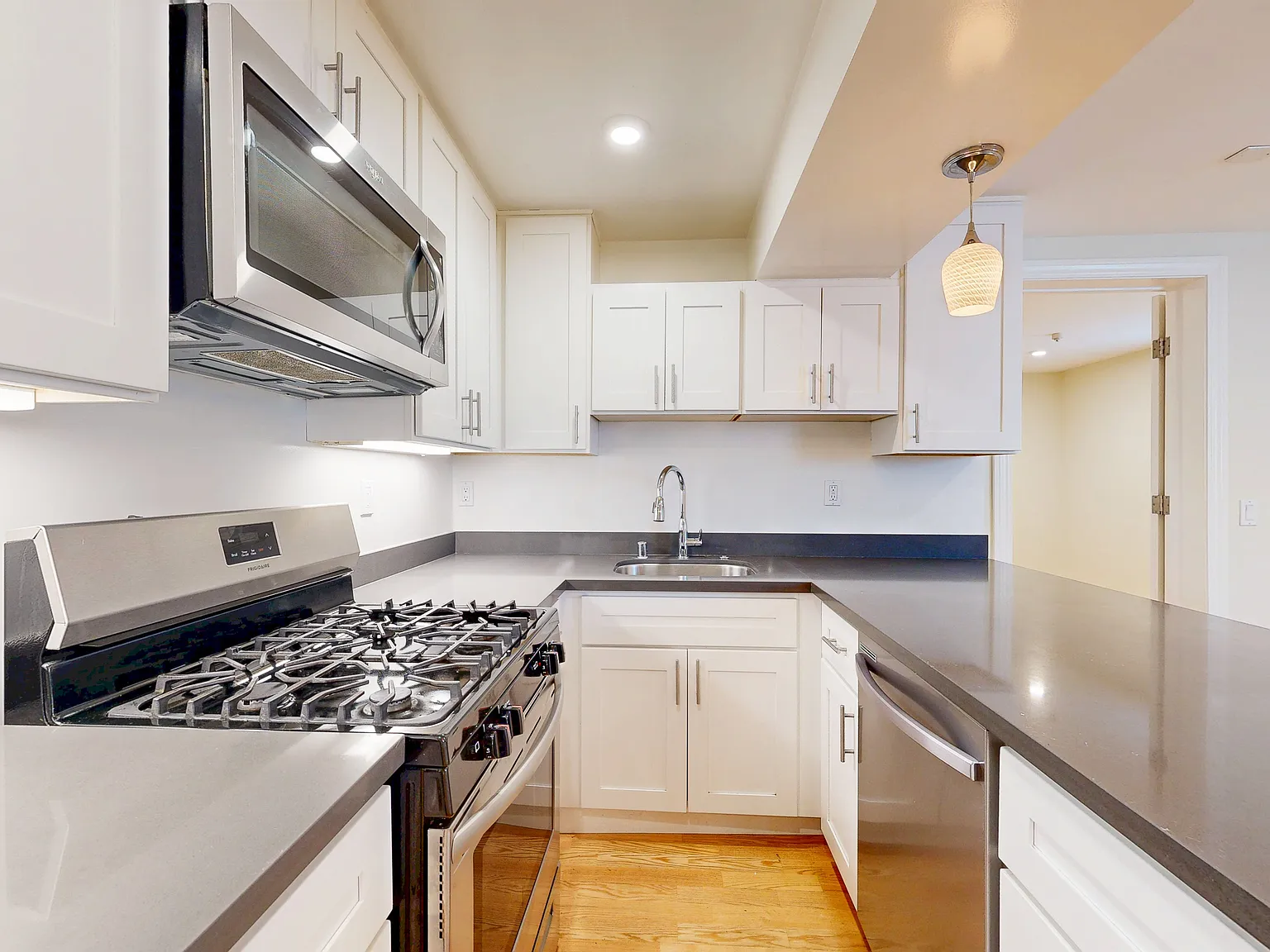 Spacious Potrero Hill 2BR/2BA | Pet Friendly — Photo 3
