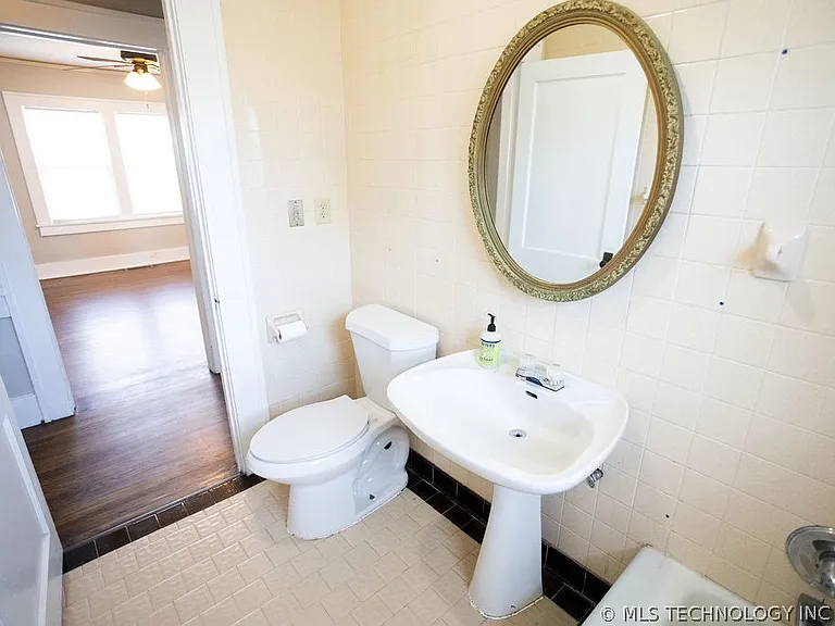 1147 S Florence Ave — Photo 49