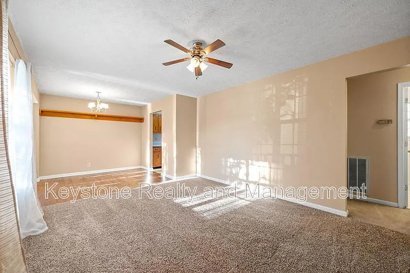 3 bed, 1.5 bath, 1080 sqft, $1,050 — Photo 3