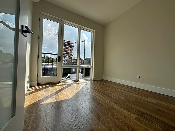 4th image of 177 Montrose Ave APT 3A