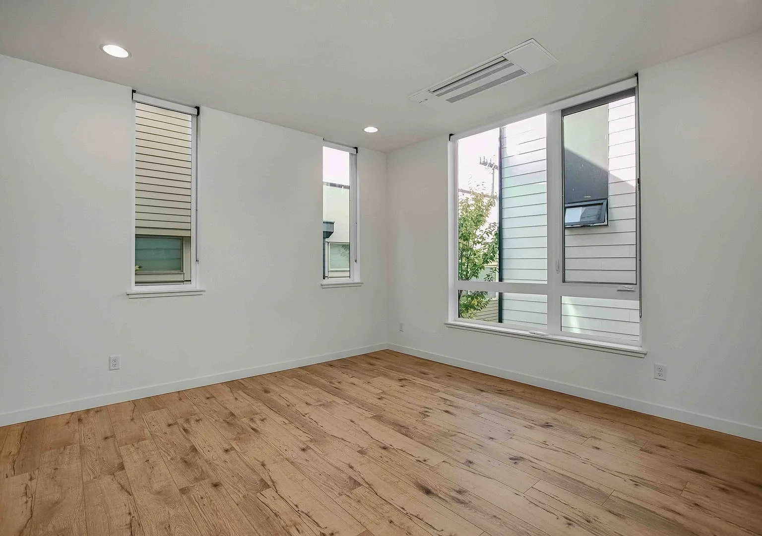Spacious 3-Bedroom Townhome in Seattle — Photo 3