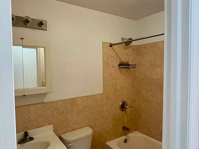 218 21st St #3-R — Photo 11