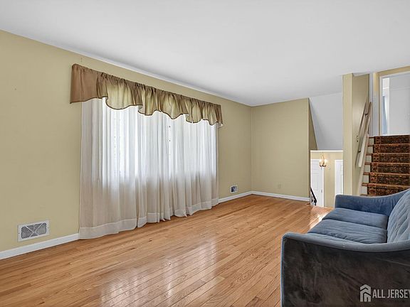 5th image of 24 Moryan Rd