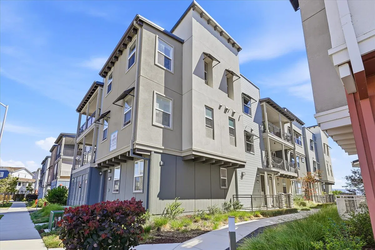 2 bed, 1461 sqft, $3,900 — Photo 1