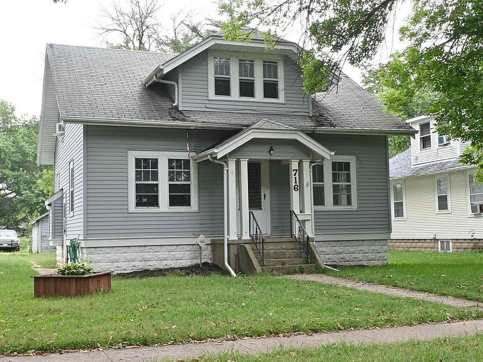 1st image of 716 3rd Ave E