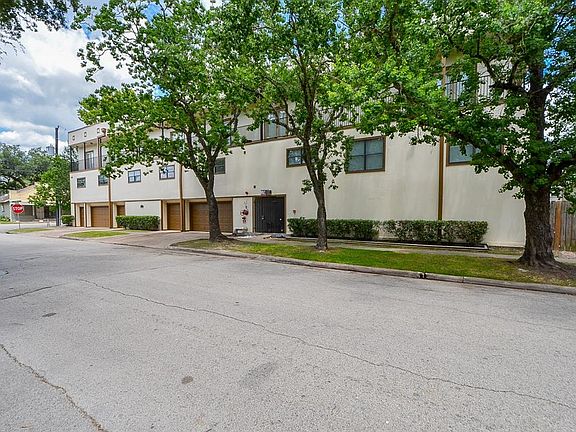 This condo is located at corner of Rutland and 14th. This side of building has gated pedestrian access with additional parking for guest.