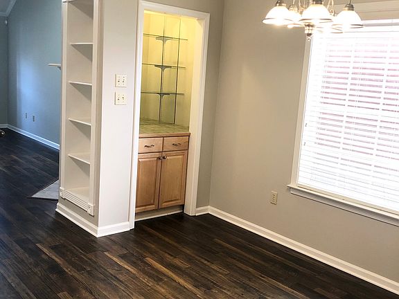 4th image of 620 Ashley Glen Cir E
