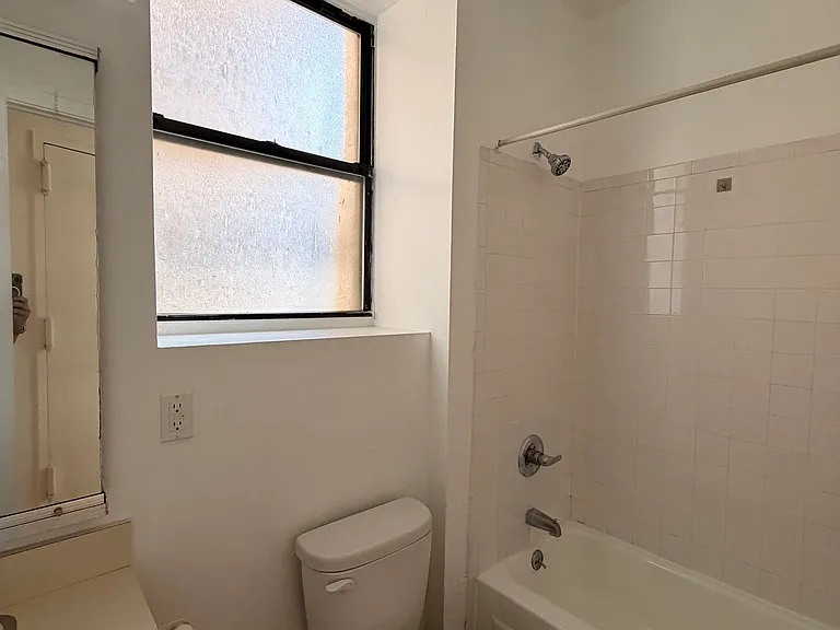 328 E 15th St #6 — Photo 4