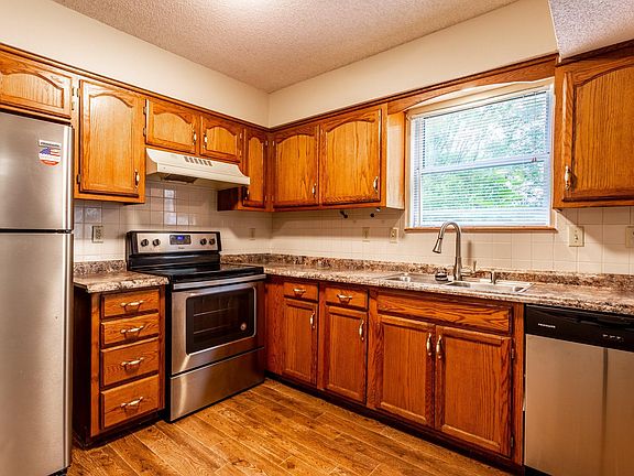 5th image of 826 Walker Ct