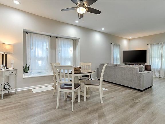 5th image of 823 S Ash Ave