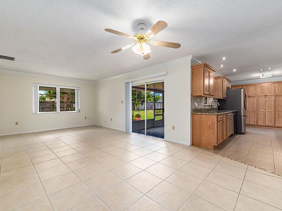 3rd image of 459 SE Sunnydale Ln