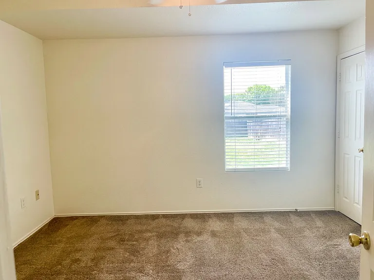 15418-15420 Kamary Ln — Photo 9