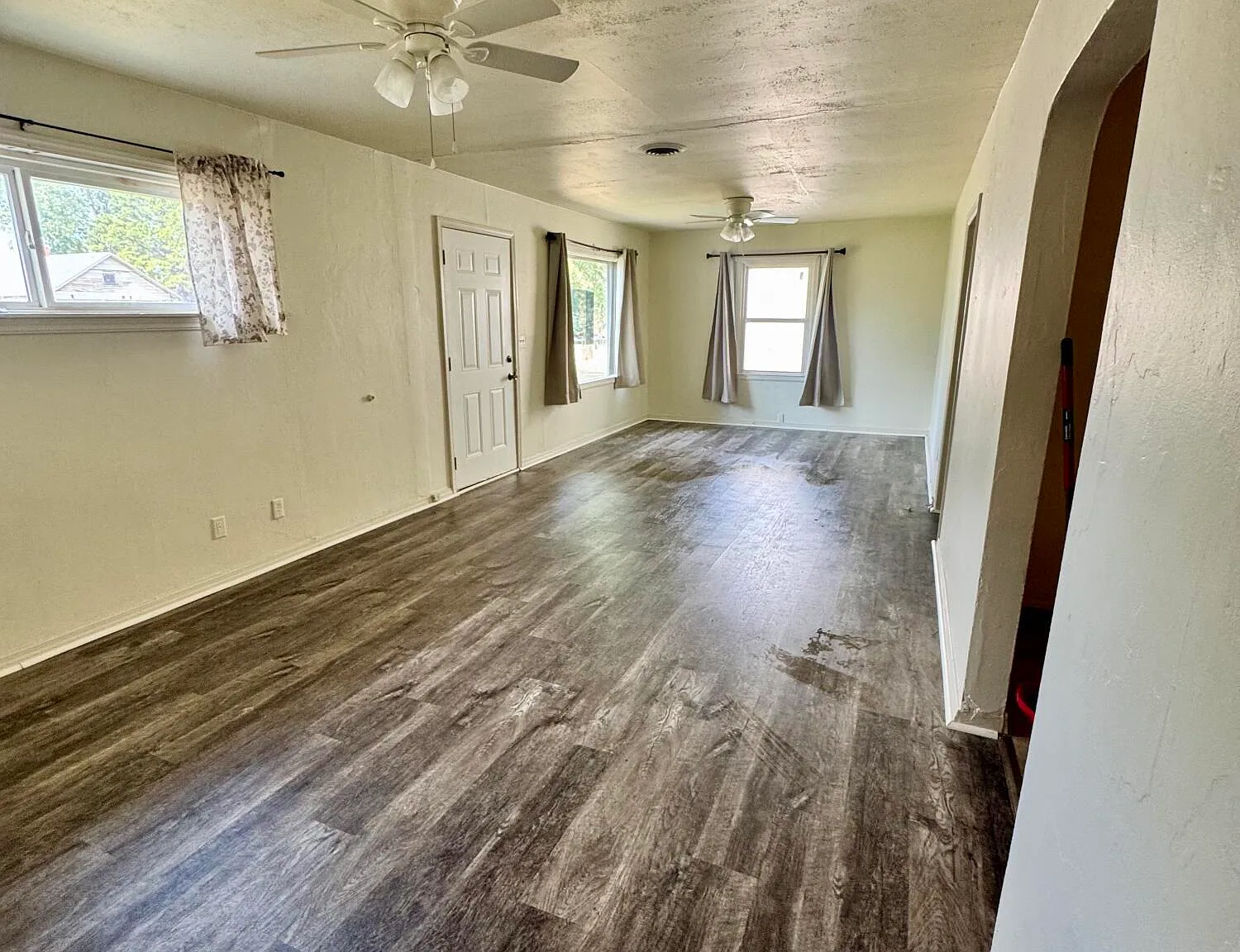3 bed, 1.0 bath, 1013 sqft, $950 — Photo 2