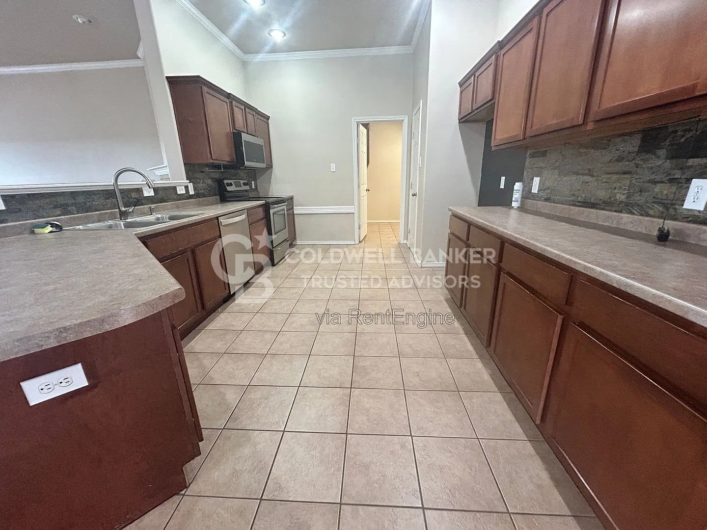 4 bed, 2.0 bath, 2463 sqft, $2,325 — Photo 2