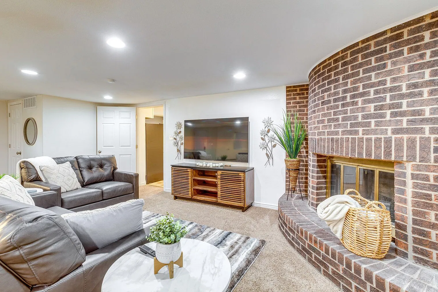 1 bed, 1.0 bath, 990 sqft, $2,741 — Photo 1