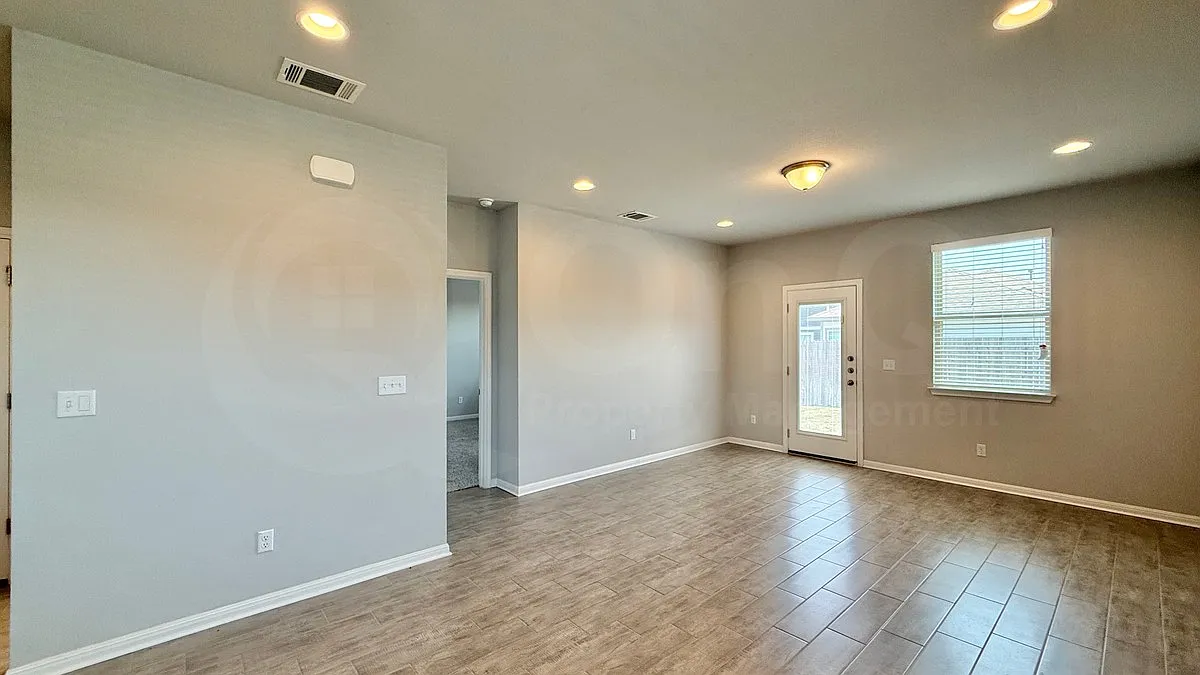 4 bed, 2.0 bath, 1600 sqft, $1,900 — Photo 4