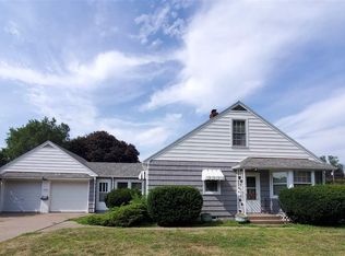 1222 S 10th St, Clinton, IA 52732