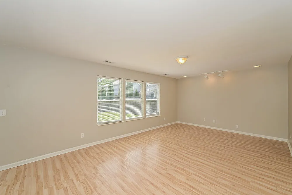 3 bed, 2.5 bath, 1833 sqft, $2,610 — Photo 4