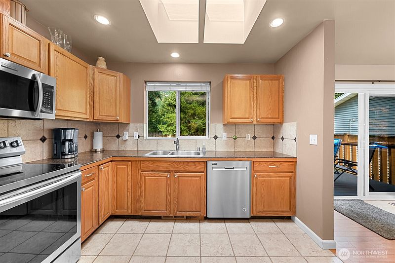 4th image of 333 Lakeside Drive