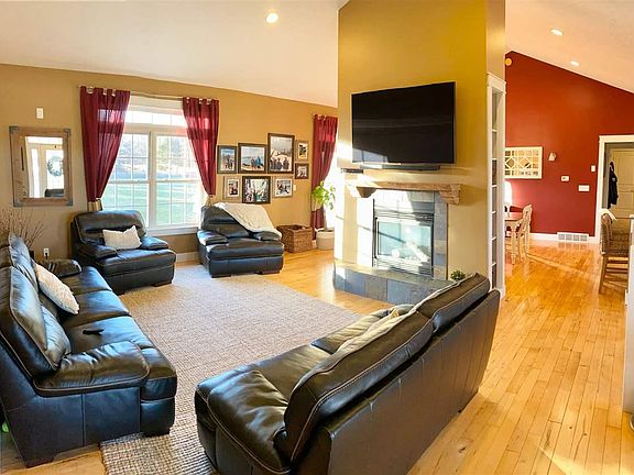 3rd image of 1501 Saffron Cir