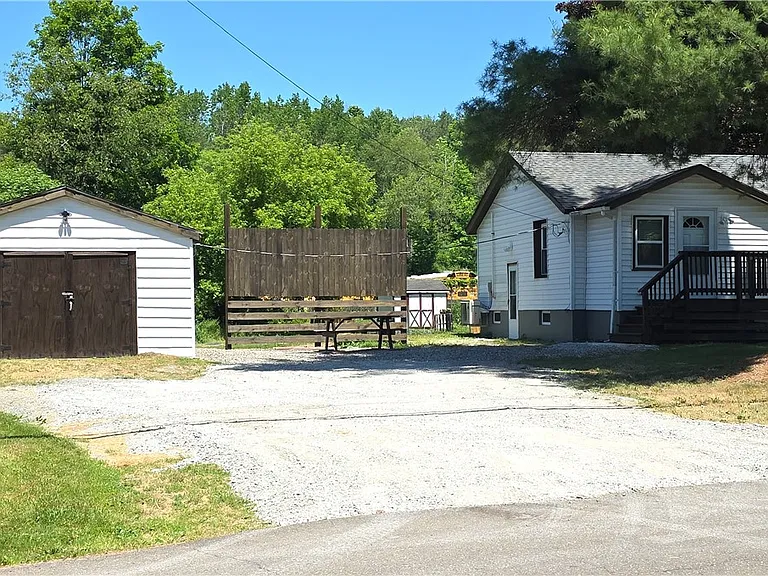 1945 Bradley Creek Rd — Photo 2