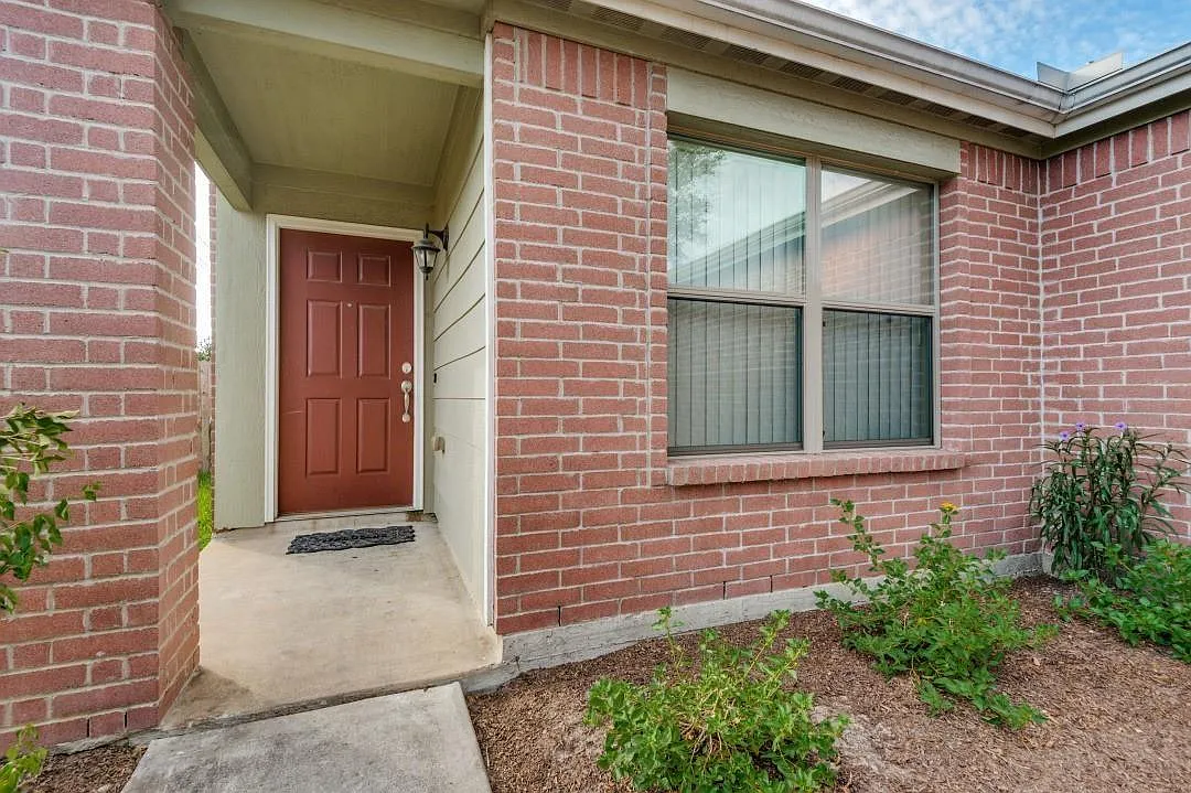 3 bed, 2.0 bath, 1563 sqft, $2,000 — Photo 2