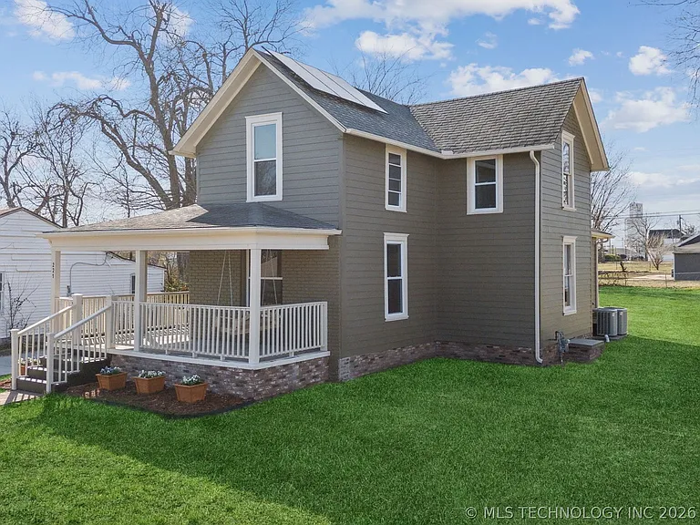 221 W Detroit St — Photo 2