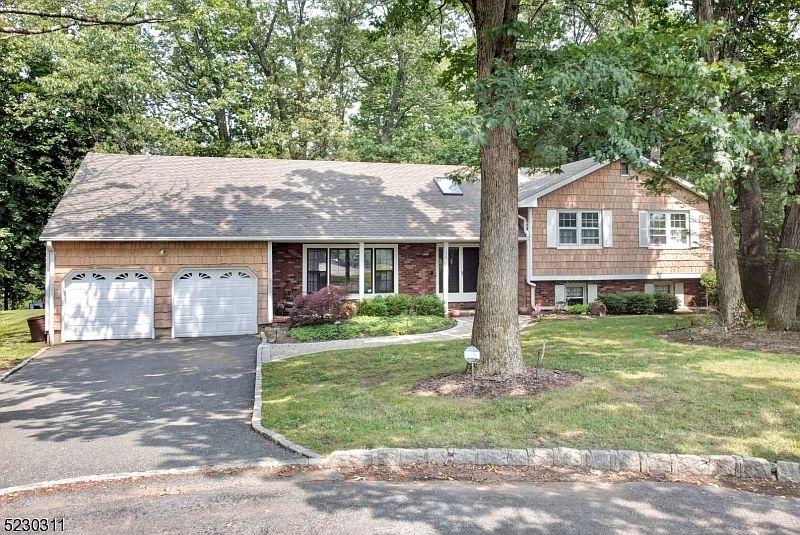 1st image of 16 Oxford Dr