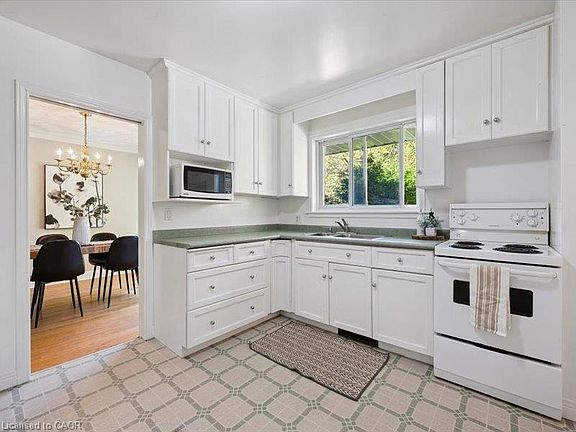 3rd image of 3 Caledonia St
