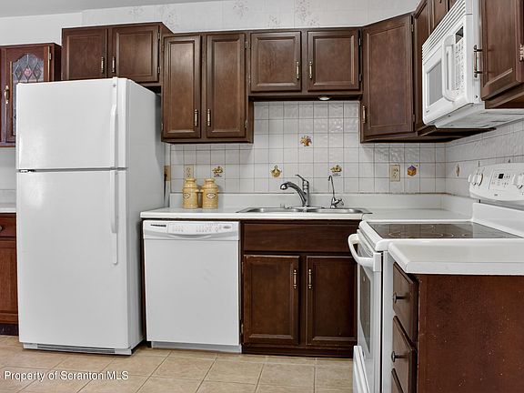 4th image of 211 Falls Cir