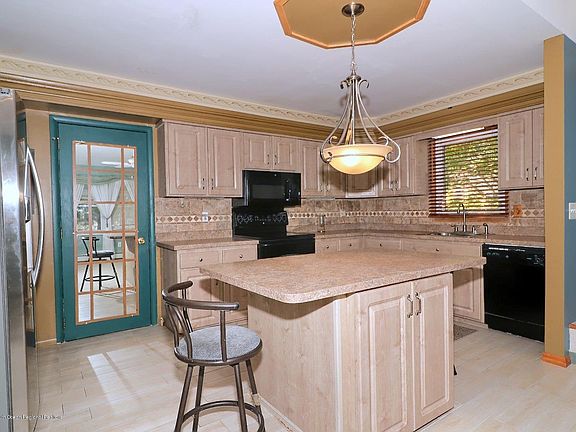 2nd image of 47 Dreyfus Ct