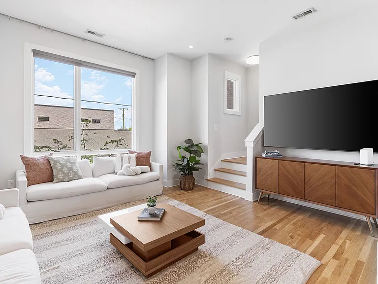 1016 Russell St — Photo 7