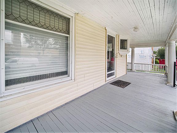3rd image of 1519 F St APT 3