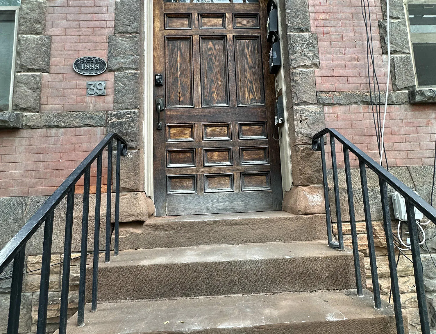 39 S Lake Ave — Photo 1