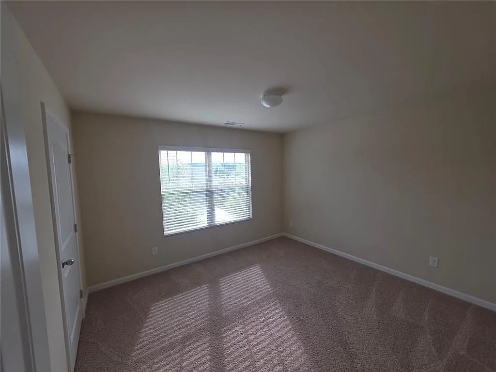 5 bed, 3.0 bath, 2556 sqft, $2,800 — Photo 4