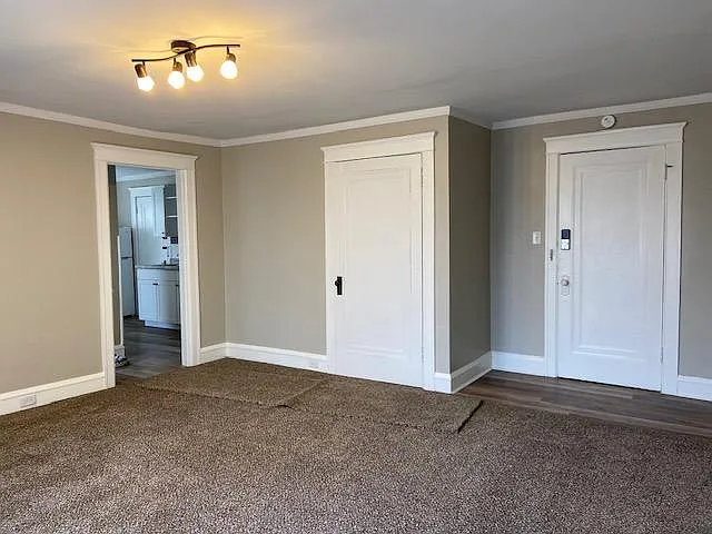 325 W Washington Ave — Photo 3