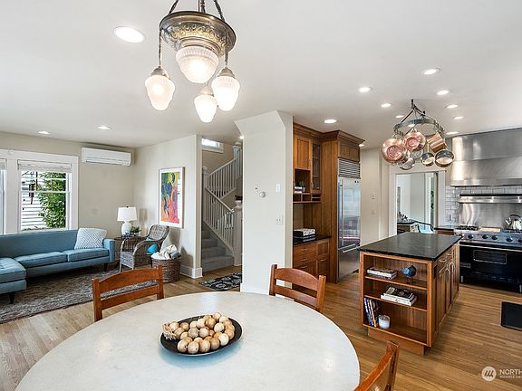 3rd image of 2611 Franklin Avenue E