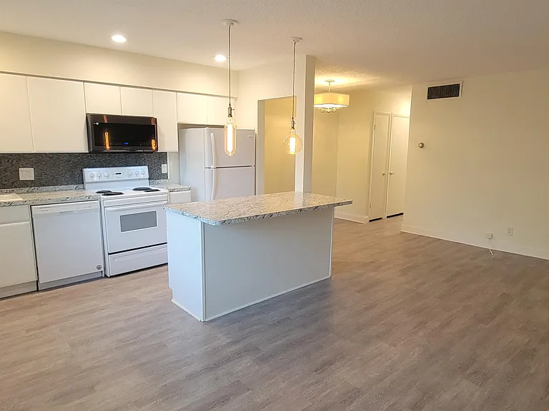 2110 NE 39th St #3B — Photo 1