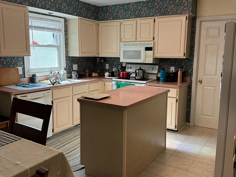 456 Essex Dr — Photo 3