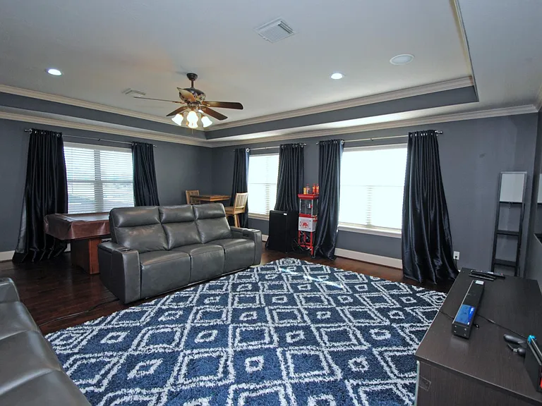 15823 Medina Lake Ln — Photo 34