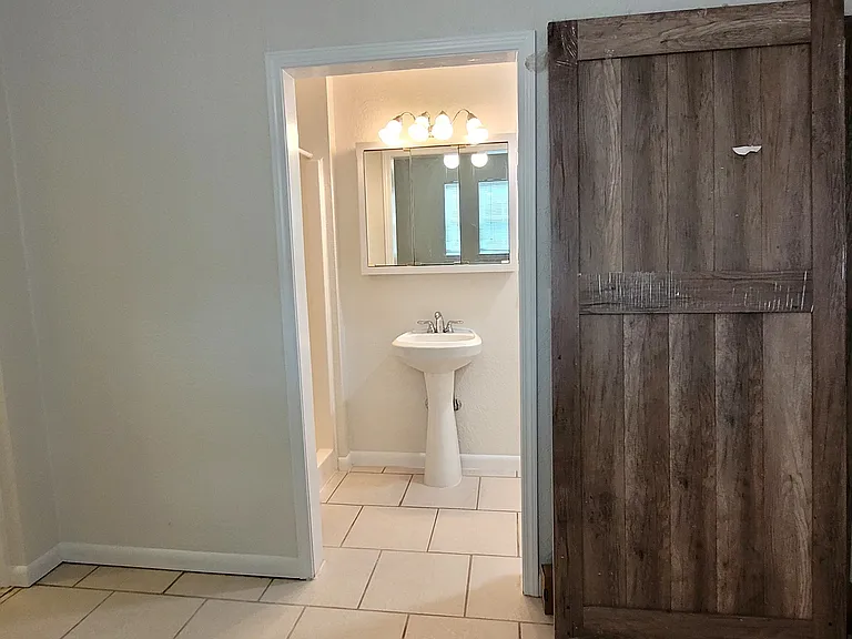 533 Ditmar St #B — Photo 22